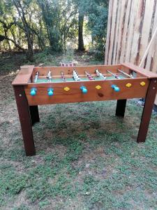 FreireCisnes del tolten的一张木桌,上面放着游戏
