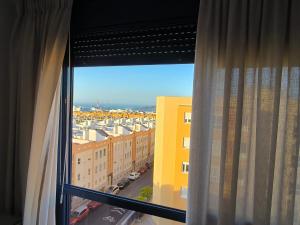 大加那利岛拉斯帕尔马斯Blue House的窗户享有带建筑的城市美景