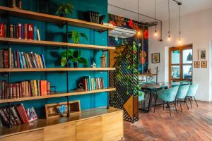 卡塔赫纳Selina Cartagena的一间带桌子和书架的用餐室