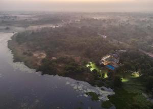 维勒珀图Thimbiri Wewa Resort Wilpattu的水面上岛上房屋的空中景观