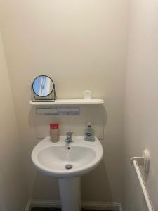 Mansewood3-Bedrooms House in Thornliebank Glasgow的浴室设有白色水槽和镜子