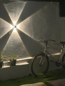 耶拉吉里Sapphire Stayss的一辆自行车停在墙上,有灯