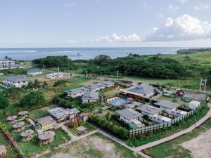 SigatokaSeatiki Resort Fiji On Coast的背景中海洋的房屋的空中景观