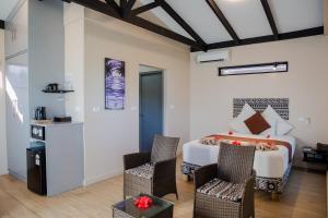SigatokaSeatiki Resort Fiji On Coast的一间卧室,卧室内配有一张床和椅子