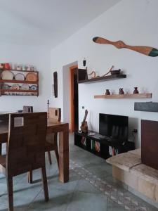 维耶斯泰Casa Vacanze Del Carrubo的客厅配有桌子和壁炉