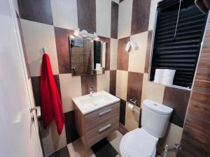 纳克萨Room 1 Salina Seaview Retreat的浴室配有白色卫生间和盥洗盆。