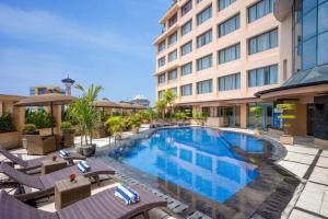三宝垄Hotel Ciputra Semarang managed by Swiss-Belhotel International的酒店前的游泳池