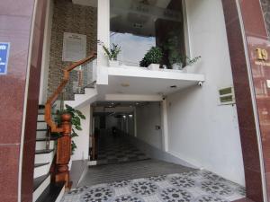 归仁Cát Tâm Hotel的走廊上设有楼梯和植物