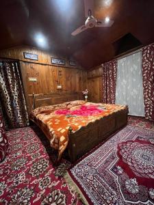 斯利那加Houseboat wild rose的一间卧室,卧室内配有一张大床
