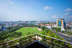 三宝垄Hotel Ciputra Semarang managed by Swiss-Belhotel International的阳台享有城市美景。