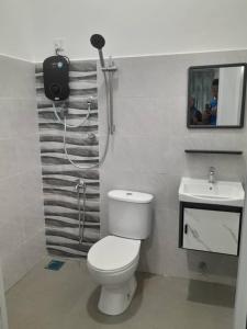 Kampung MawarOcean Cottage 2, Radiant Teluk Sari的一间带卫生间和水槽的浴室