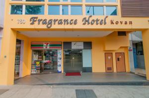 新加坡Fragrance Hotel - Kovan的一间带壁炉的酒店前方的商店