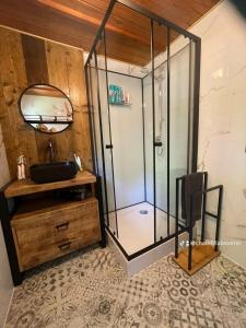 伦德科斯Chalet 9 La Boverie的浴室里设有玻璃门淋浴