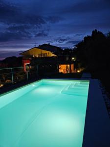 巴多利诺B&B Corte Frisonai的游泳池在晚上点亮