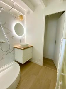 莱萨布勒-多洛讷Maison proche centre, gare, aux Sables d'olonne的白色的浴室设有水槽和镜子