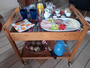 灵斯泰兹Villa Wolte Bed and Breakfast的一张桌子上放着一盘食物