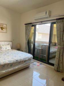 东港豆豆龙亲子民宿 的一间卧室设有一张床和一个滑动玻璃门
