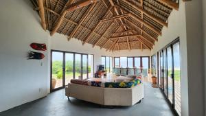 伊尼扬巴内Luxury Beach Villa - Mozambique的客厅配有沙发和桌子