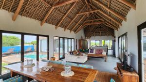 伊尼扬巴内Luxury Beach Villa - Mozambique的客厅配有桌子和沙发