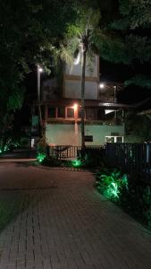 弗洛里亚诺波利斯Hotel Natur Campeche的前面有树和灯的建筑
