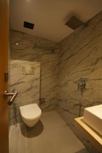孟买HOTEL BOSTON的一间带卫生间和水槽的浴室