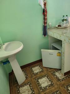 Vanessa Guest House的浴室配有白色水槽和桌子