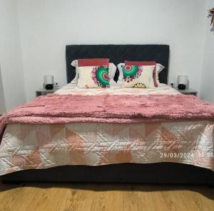 瓦莱德门蒂兹Soalheira Douro House的一张带粉色毯子和枕头的床