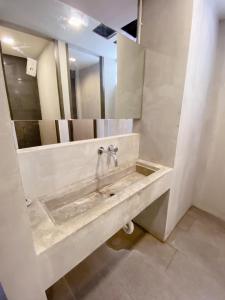 Yan NawaGO INN Silom - BTS Surasak station的一间带水槽和镜子的浴室