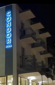 里米尼HOTEL CONDOR的建筑的侧面有标志