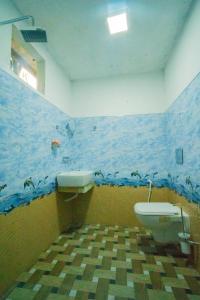 帕西库达Passi CK Homestay的一间带水槽和卫生间的浴室