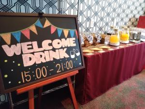 轻井泽轻井泽町罗索酒店的桌上的迎宾饮品标志,包括迎宾饮品标志