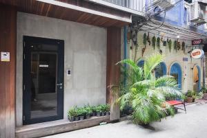 Yan NawaGO INN Silom - BTS Surasak station的一座植物丛生建筑的前门