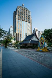 Yan NawaGO INN Silom - BTS Surasak station的城市中拥有高楼街道