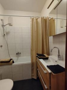 马尔Kleines Apartment in Marl WG 2的带淋浴、盥洗盆和卫生间的浴室