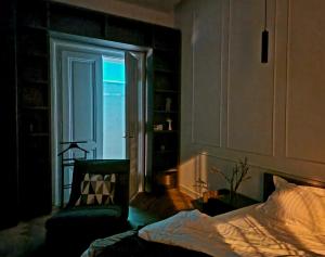 蒂米什瓦拉Victory Apartment的卧室配有床、椅子和窗户。
