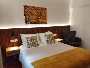 圣佩德罗温泉Casa do Rio的配有一张床和一把椅子的酒店客房