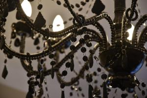 奥斯特巴德·哥伦瓦德博丽酒店的吊灯上装有珠子