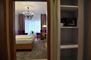 奥斯特巴德·哥伦瓦德博丽酒店的一间卧室配有一张床,另一间卧室设有用餐室