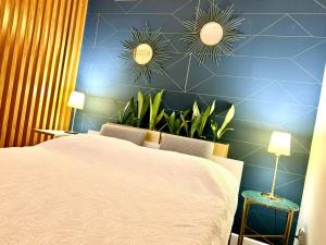 济夫努夫Apartament21的卧室配有白色的床和蓝色的墙壁