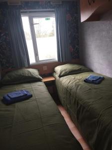 KolhamDe Veenborg的小型客房 - 带2张床和窗户