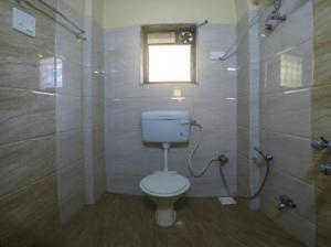 孟买Hotel classic residency的一间带卫生间和淋浴及窗户的浴室