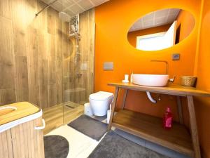 安卡拉113 - Cozy,City View,Lux,Relax的一间带水槽、淋浴和卫生间的浴室