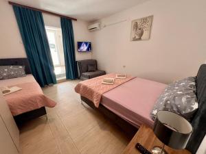 巴尔西沃维克旅馆的小房间设有一张床和一把椅子