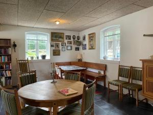 锡尔克堡Mormors Stue - Grethelund的一间带木桌和椅子的用餐室