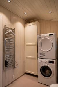 IsfjordenKlara House的洗衣房配有洗衣机和洗衣机