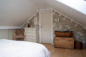IsfjordenKlara House的卧室配有白色的床和石墙