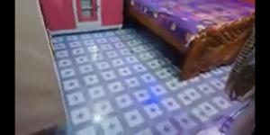 加尔各答Hours home的卧室配有一张床,地板上设有玩具屋