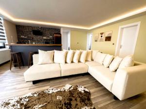 安卡拉109-Luxury Ankara Downtown Home的客厅里一张大白色沙发