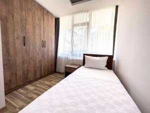 安卡拉109-Luxury Ankara Downtown Home的一间卧室配有一张大床和一个木制橱柜