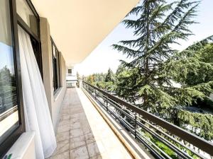 安卡拉109-Luxury Ankara Downtown Home的阳台享有树景